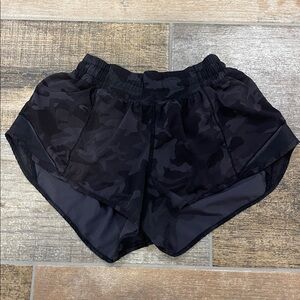 Lululemon Black Camo Hotty Hot Shorts 2.5" Athletic Shorts Size 6